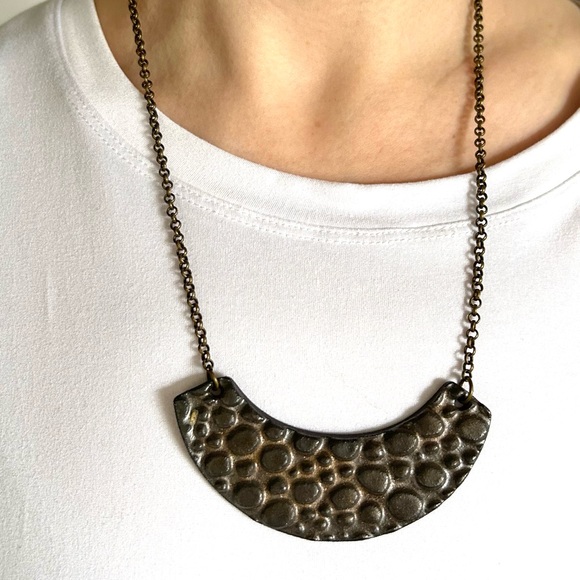 Half moon metal pendant necklace - Picture 1 of 2